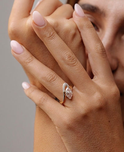Nova Curve Ring